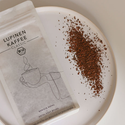 Lupinen Kaffee mit Verpackung und Kaffee auf Teller