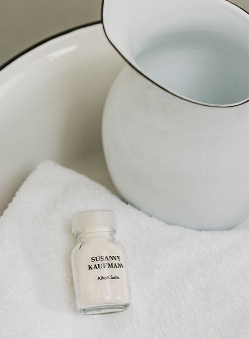 POST BEZAU JUICE Wasserkanne, Fußwanne und Susanne Kaufmann Basensalz mit Handtuch aus dem Abendritual