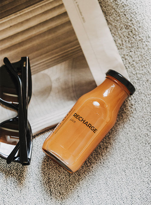 POST BEZAU Juice Recharge mit Zeitung und Sonnenbrille