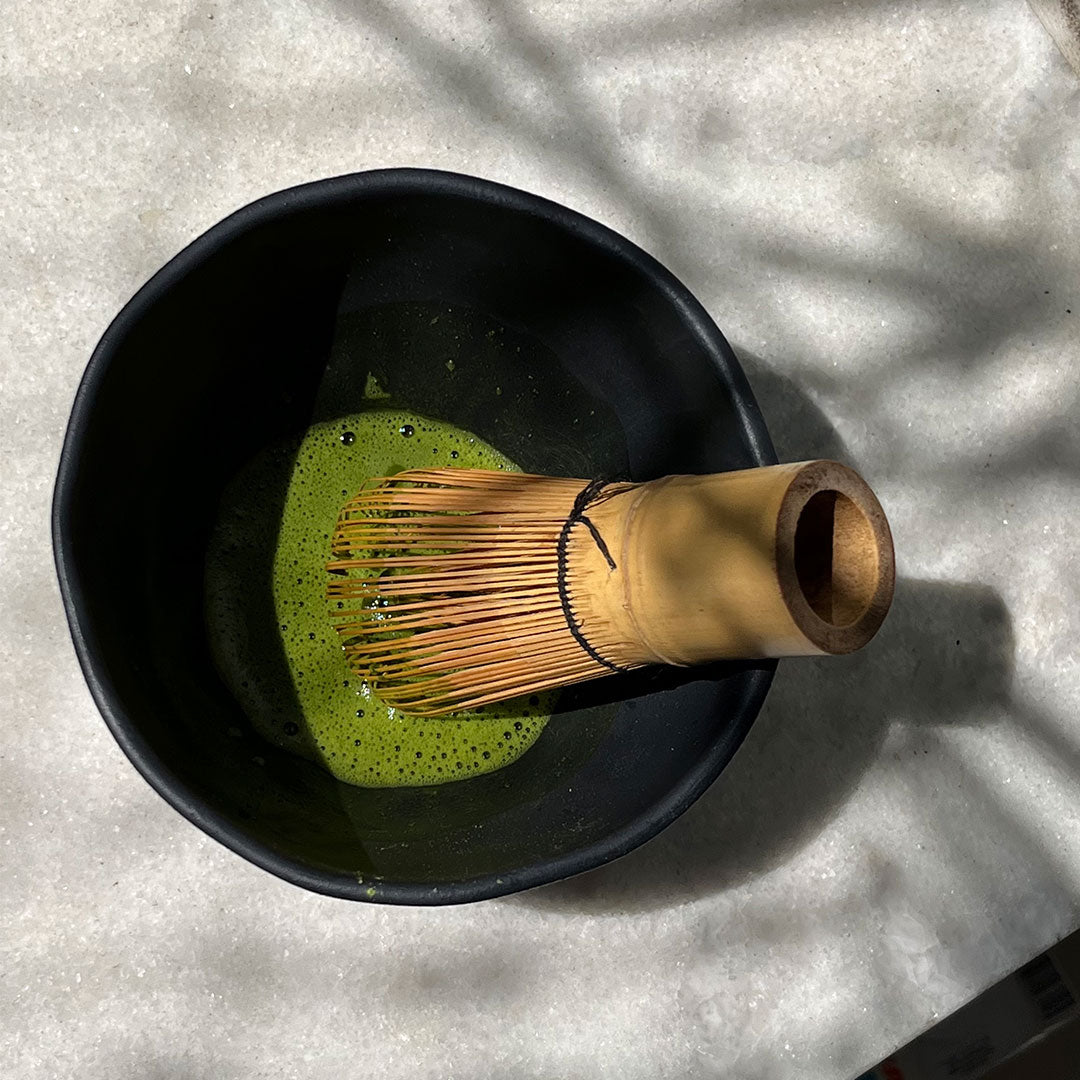 Bio Matcha Tee by Health Bar mit Matcha Besen